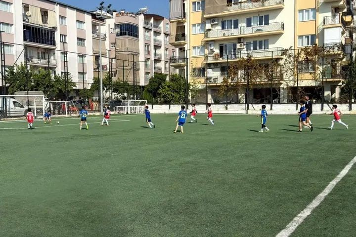 Efeler’de minik sporcular kıyasıya mücadele etti