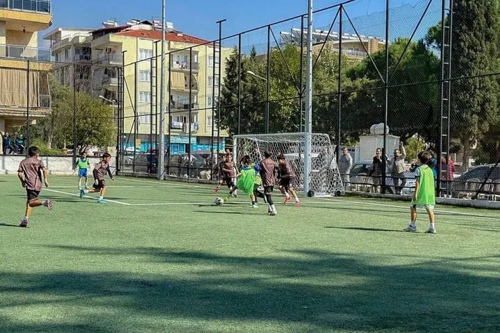Efeler’de minik sporcular kıyasıya mücadele etti