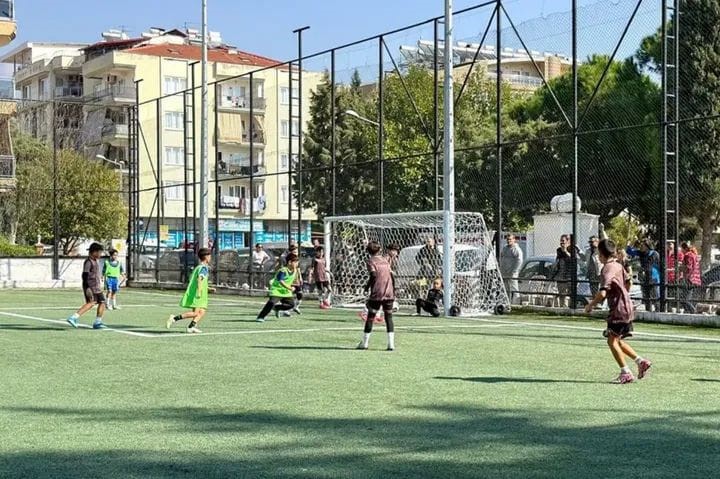 Efeler’de minik sporcular kıyasıya mücadele etti