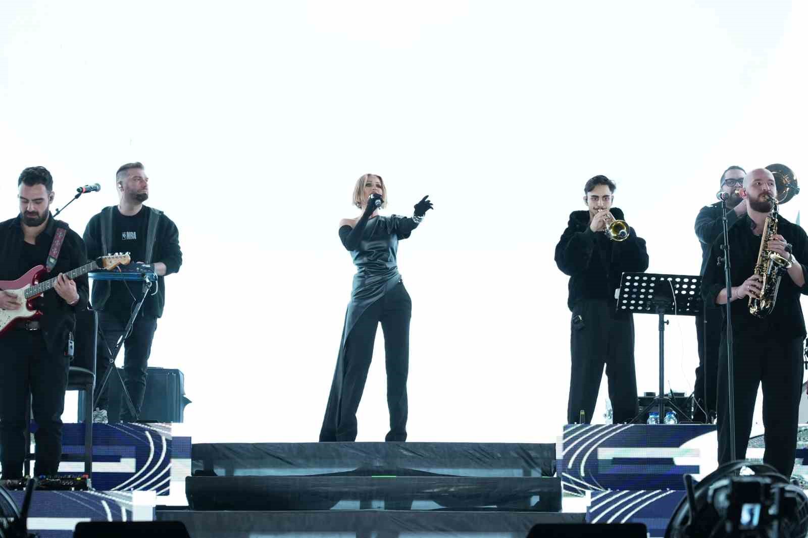 Derya Uluğ, İzmir Kültür Yolu Festivali’nde sahne aldı