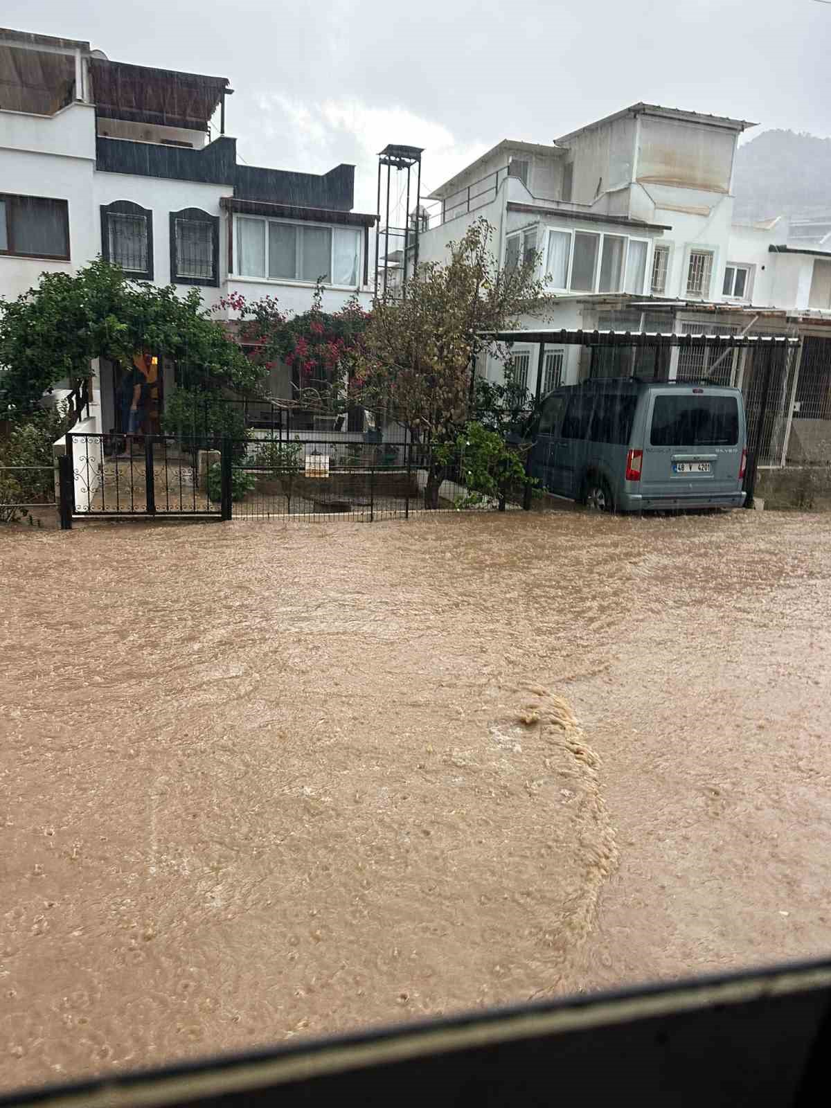 Bodrum’da sağanak yağış etkili oluyor