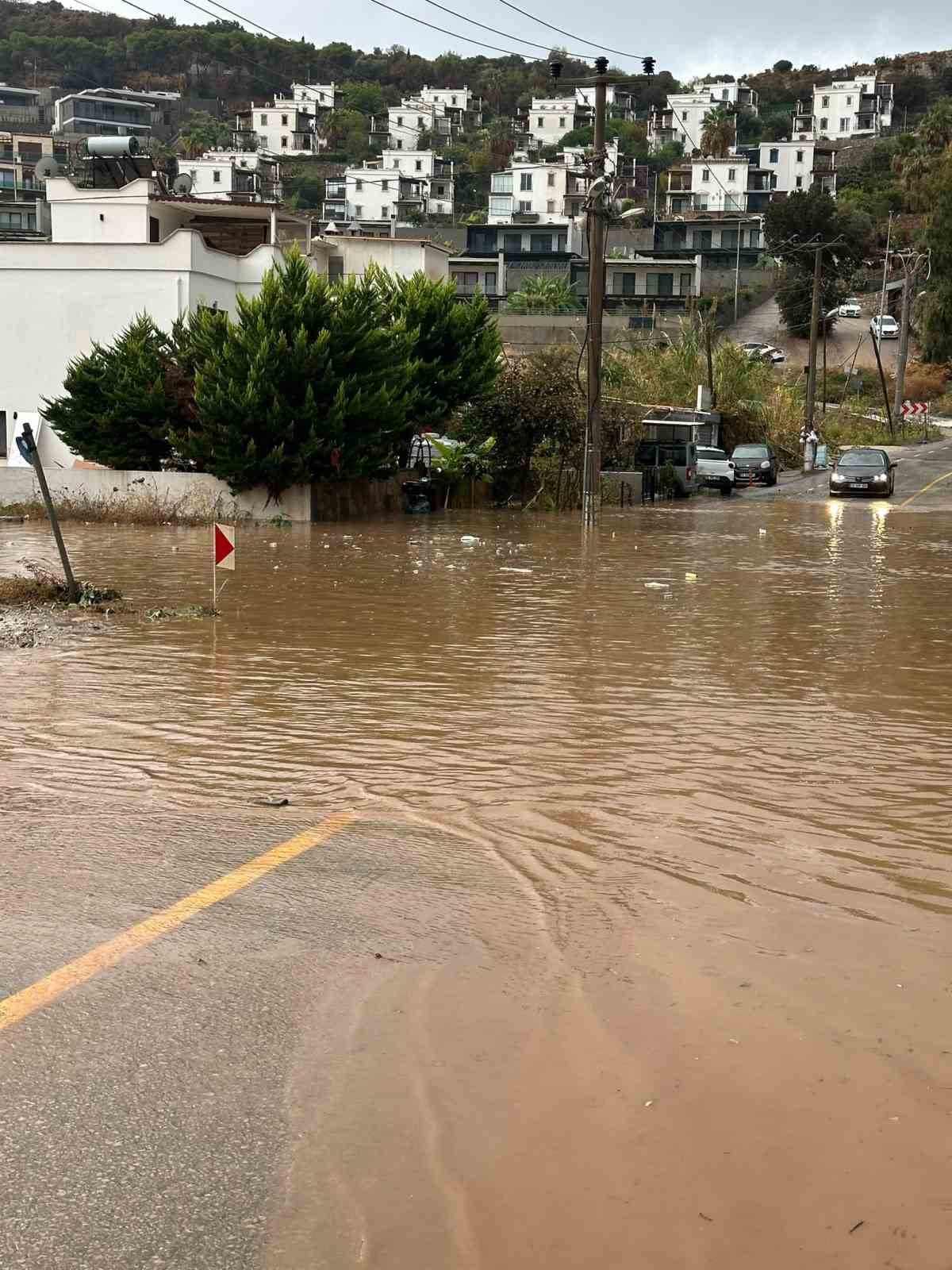 Bodrum’da sağanak yağış etkili oluyor