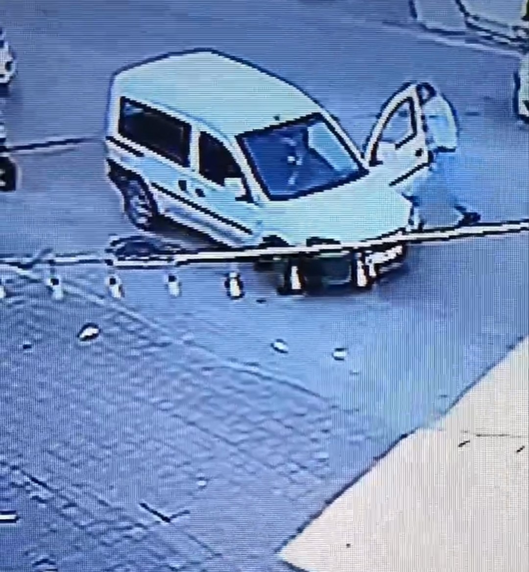 Aracın önüne yattı, sürücünün inmesini fırsat bilip aracı kaçırdı