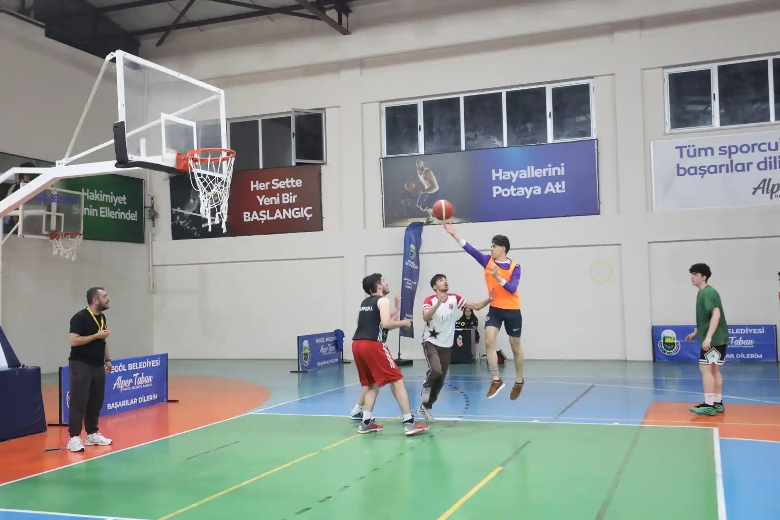 Sokak basketbolunda şampiyonlar kupalarını aldı
