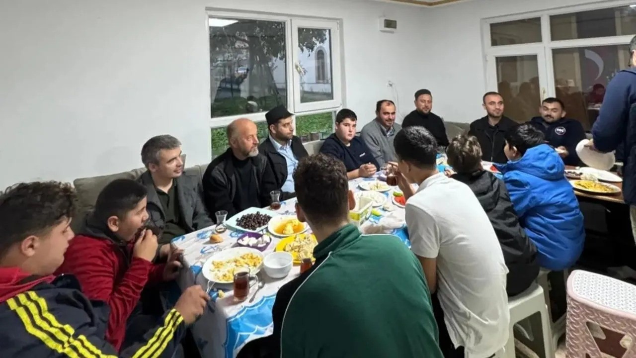 Sinop’ta gençler sabah namazı ve kahvaltıda buluştu