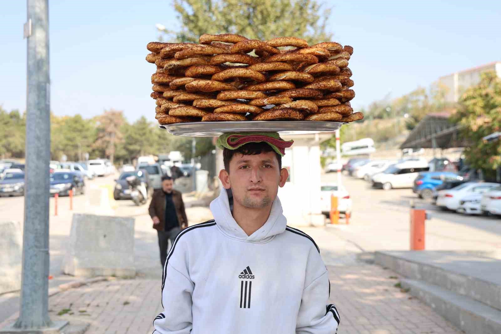 Simit tezgahına not bırakıp KPSS sınavına giren genç: "Aldığı ücreti fazlasıyla içerisine bırakmışlardı"