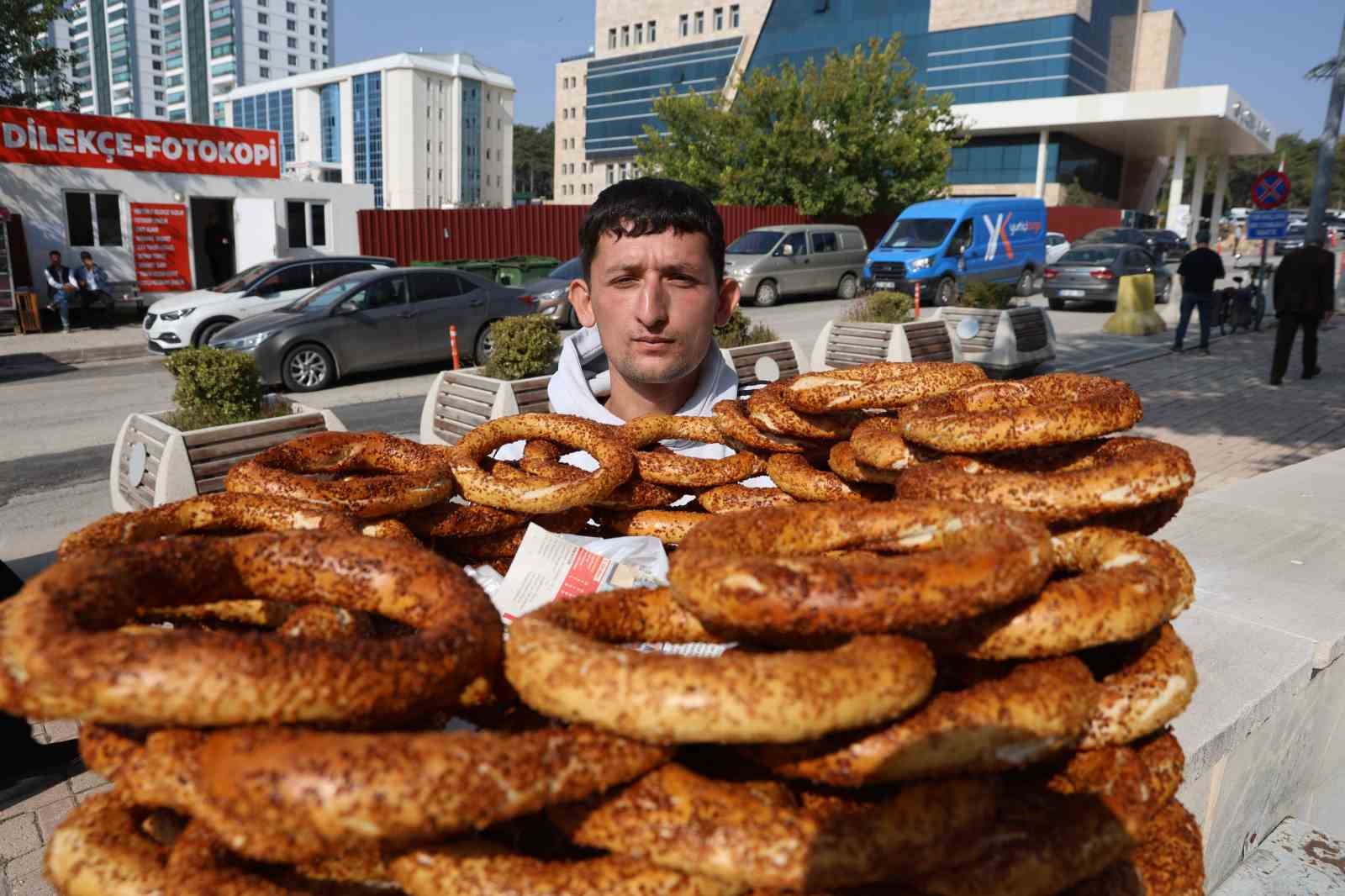 Simit tezgahına not bırakıp KPSS sınavına giren genç: "Aldığı ücreti fazlasıyla içerisine bırakmışlardı"