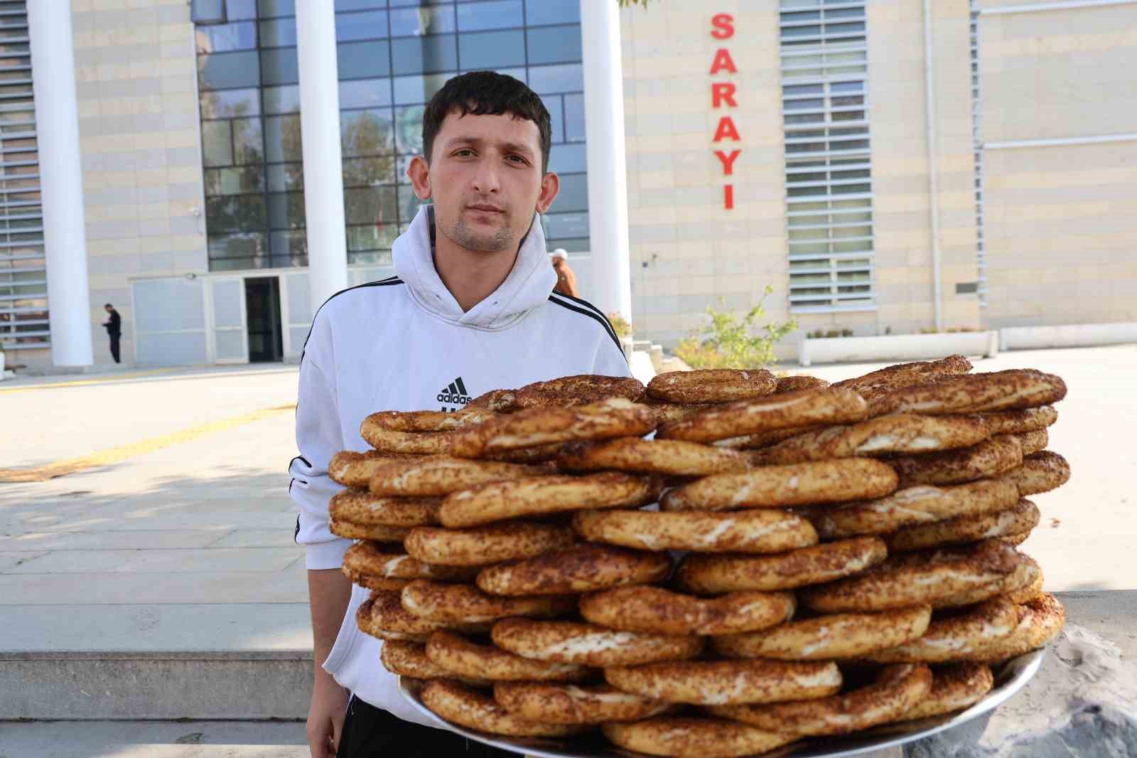 Simit tezgahına not bırakıp KPSS sınavına giren genç: "Aldığı ücreti fazlasıyla içerisine bırakmışlardı"