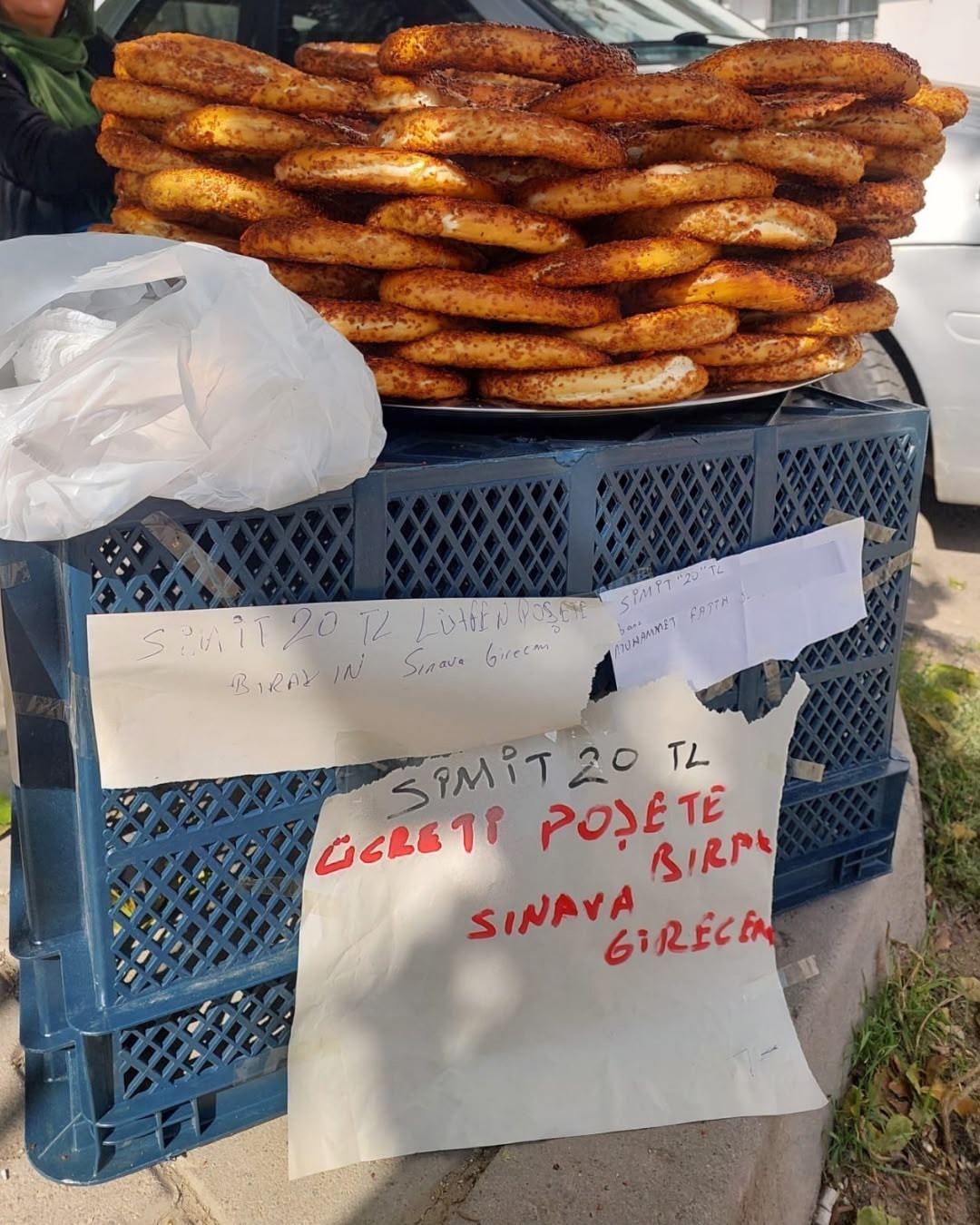Simit tezgahına not bırakıp KPSS sınavına giren genç: "Aldığı ücreti fazlasıyla içerisine bırakmışlardı"