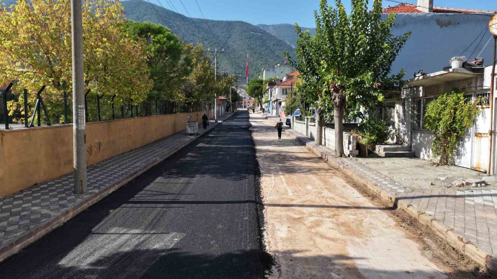 Kırkağaç’ta 1 kilometrelik yola 4 bin ton sıcak asfalt