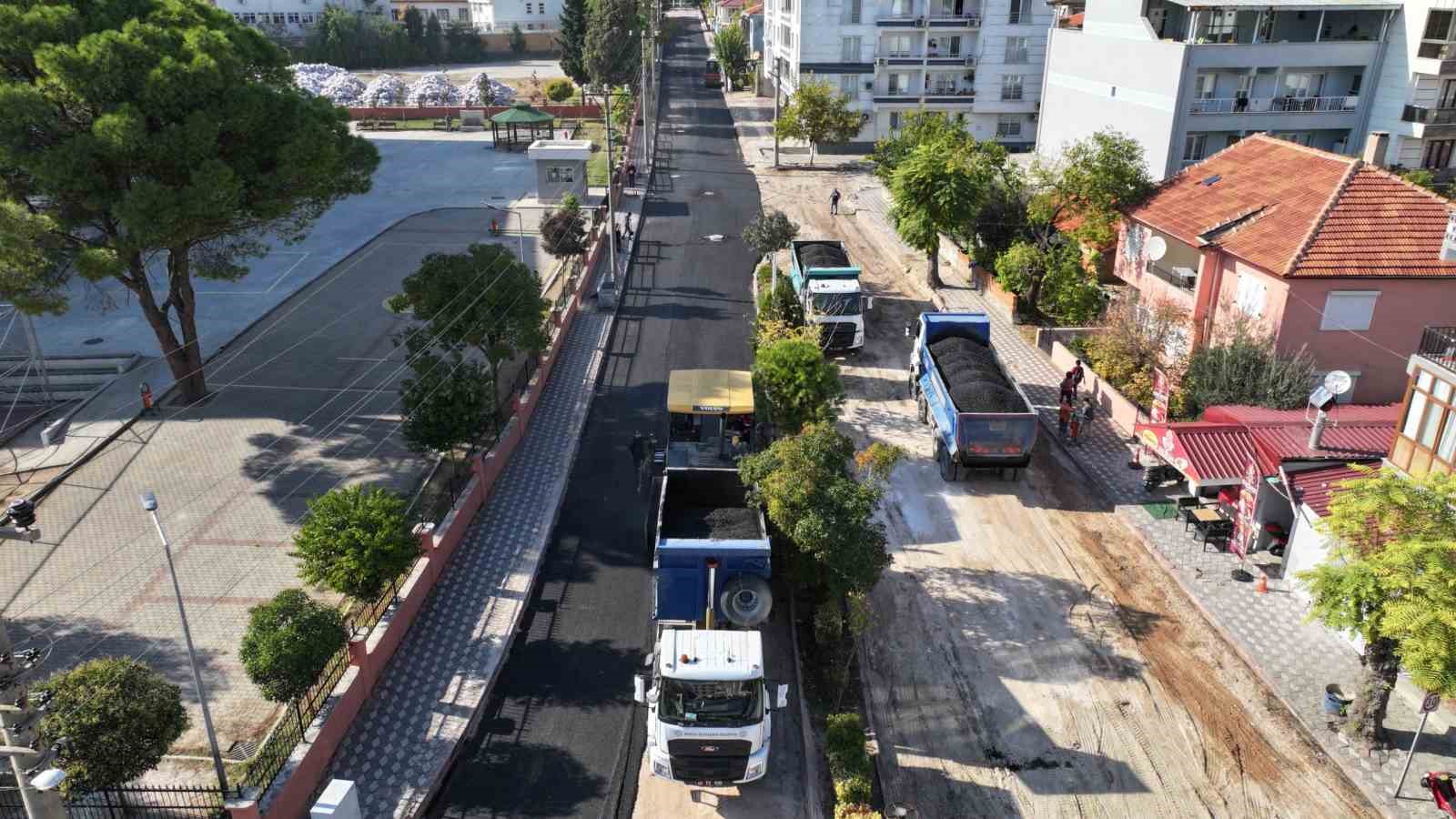 Kırkağaç’ta 1 kilometrelik yola 4 bin ton sıcak asfalt