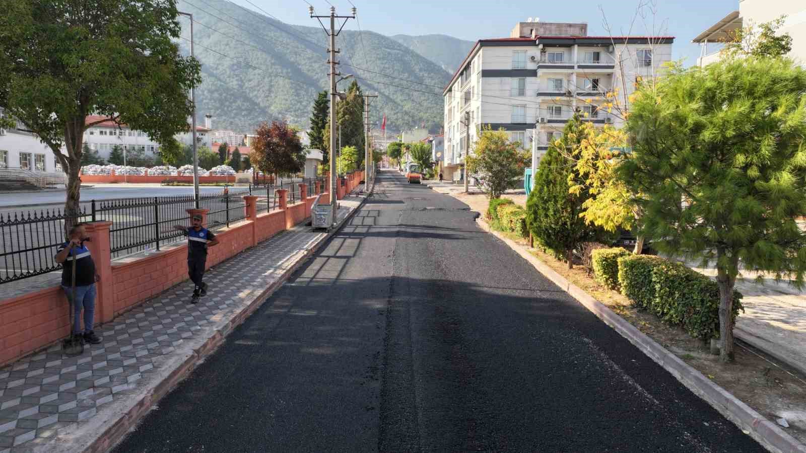 Kırkağaç’ta 1 kilometrelik yola 4 bin ton sıcak asfalt