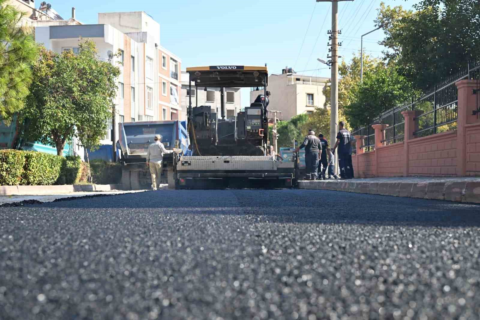 Kırkağaç’ta 1 kilometrelik yola 4 bin ton sıcak asfalt