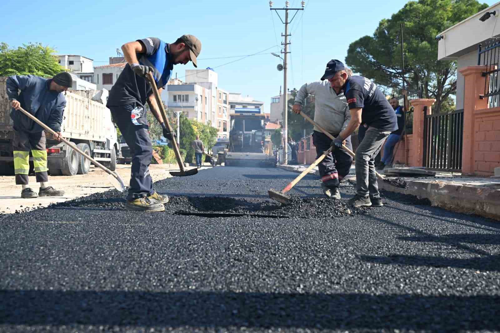 Kırkağaç’ta 1 kilometrelik yola 4 bin ton sıcak asfalt
