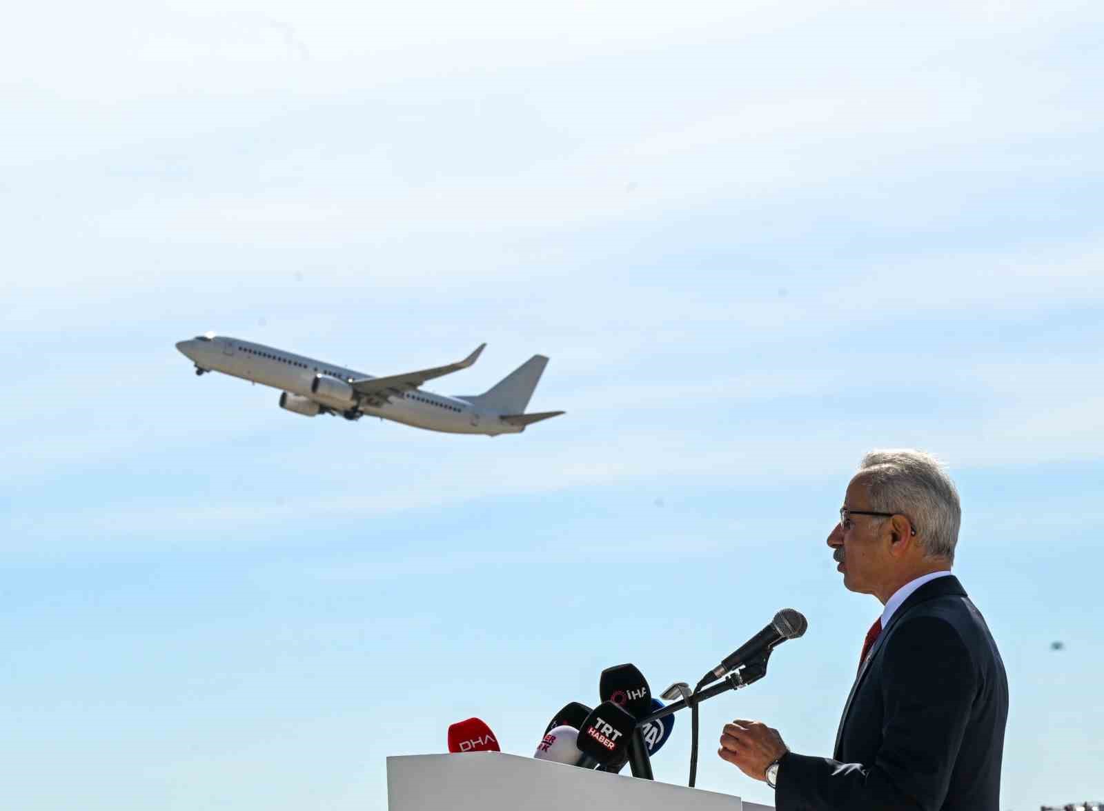Bakan Uraloğlu: "(Trabzon’daki havalimanı projesi) 3 bin metre uzunluğunda yeni pist inşa edeceğiz"