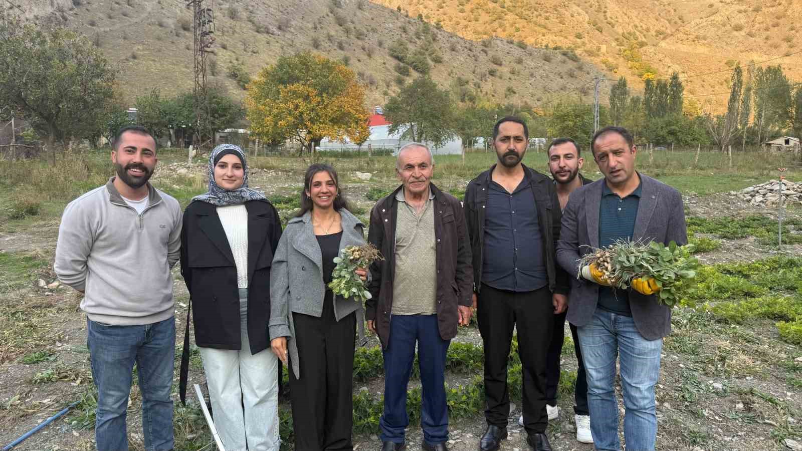 Hakkâri’de tarımda bir ilk: Bin 350 rakımda yer fıstığı yetiştirildi