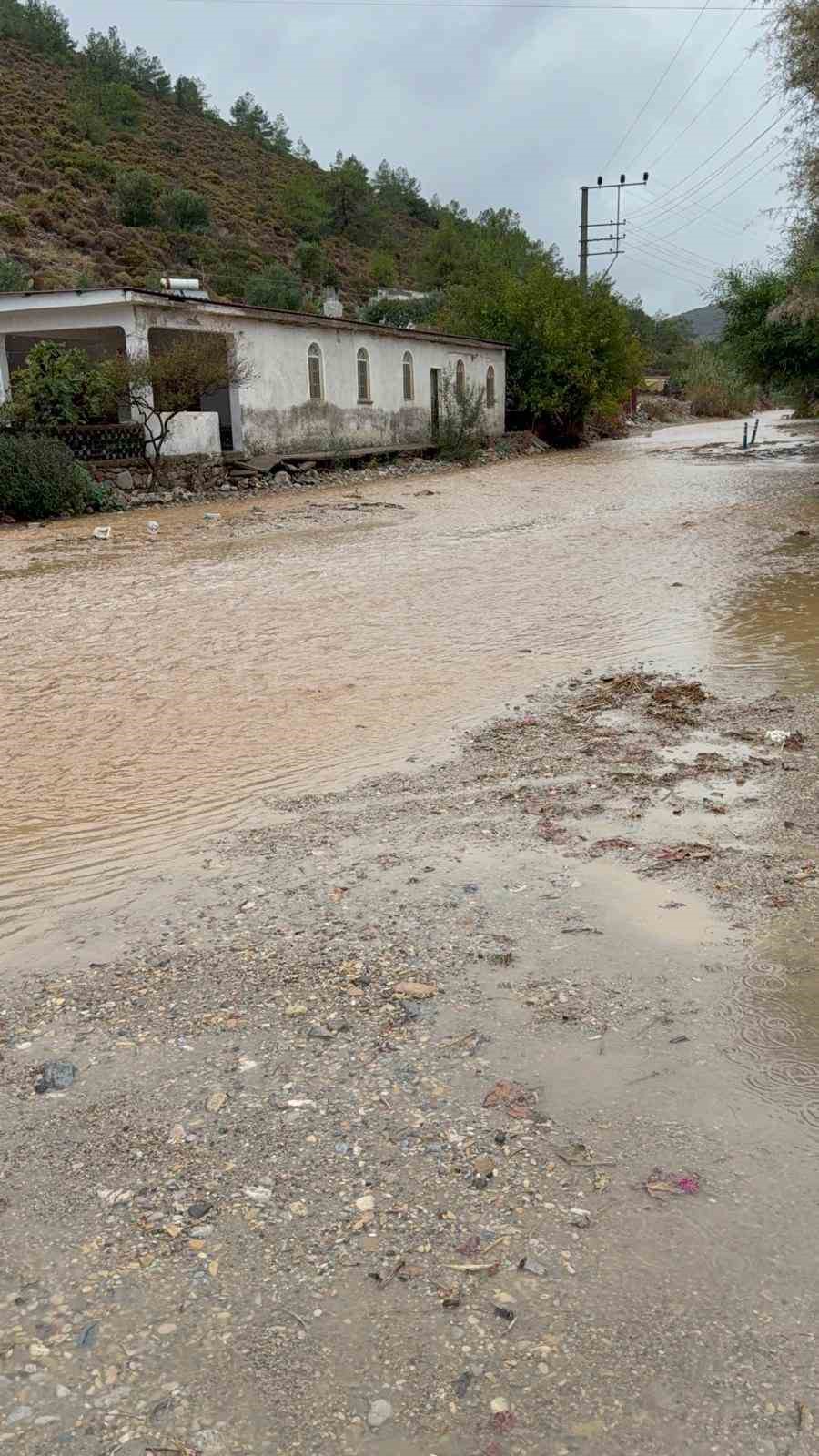Datça’da sağanak sonrası denizin rengi değişti