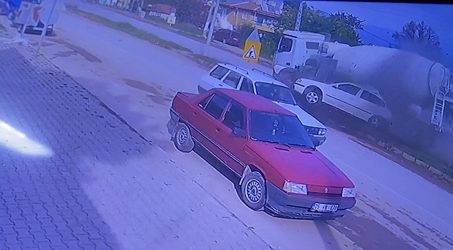Freni boşalan beton mikseri otomobile çarpıp devrildi: 3 kişinin yaralandığı kaza kamerada