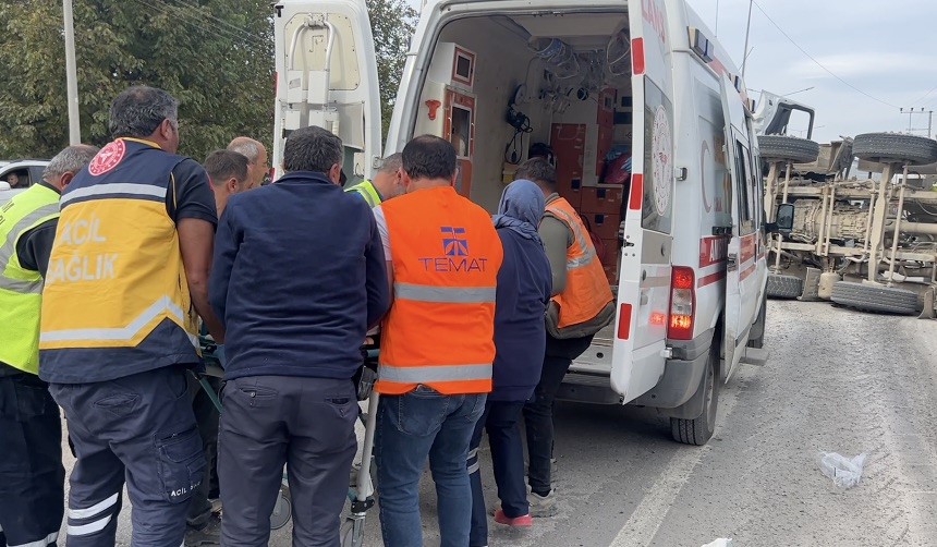 Freni boşalan beton mikseri otomobile çarpıp devrildi: 3 kişinin yaralandığı kaza kamerada