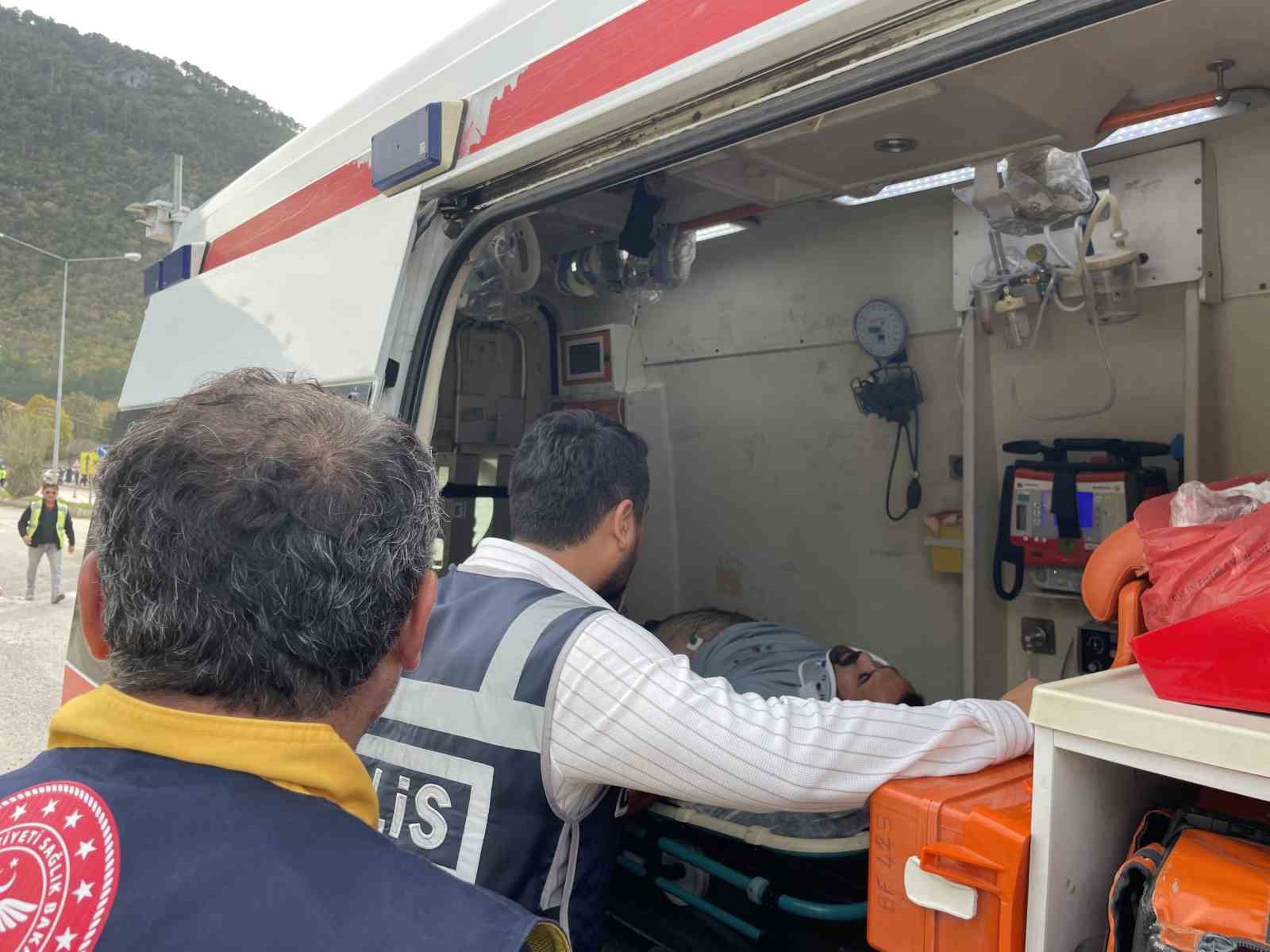 Freni boşalan beton mikseri otomobile çarpıp devrildi: 3 kişinin yaralandığı kaza kamerada