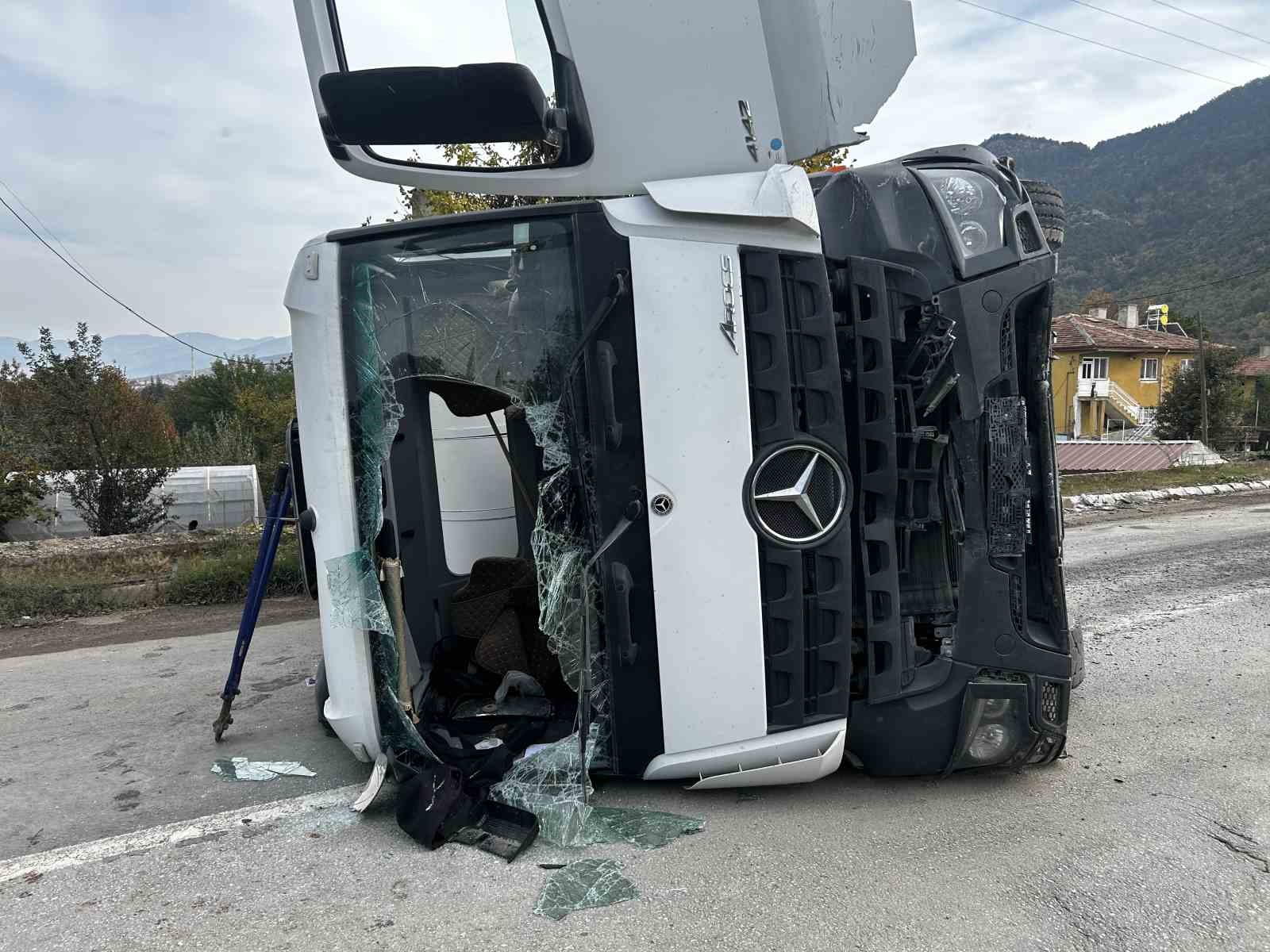 Freni boşalan beton mikseri otomobile çarpıp devrildi: 3 kişinin yaralandığı kaza kamerada