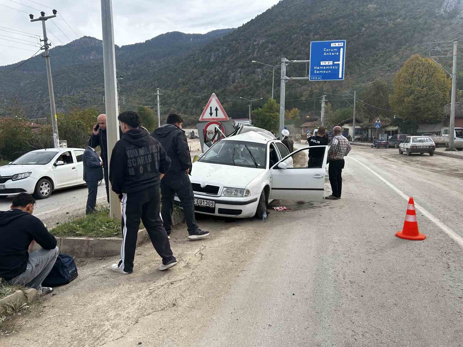 Freni boşalan beton mikseri otomobile çarpıp devrildi: 3 kişinin yaralandığı kaza kamerada