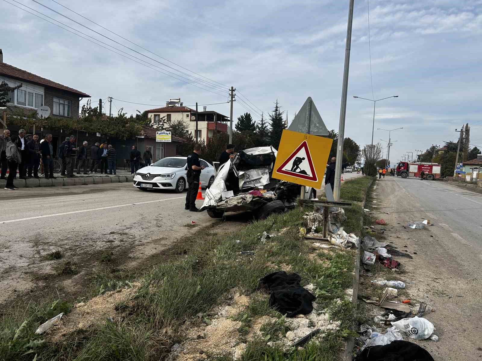 Freni boşalan beton mikseri otomobile çarpıp devrildi: 3 kişinin yaralandığı kaza kamerada