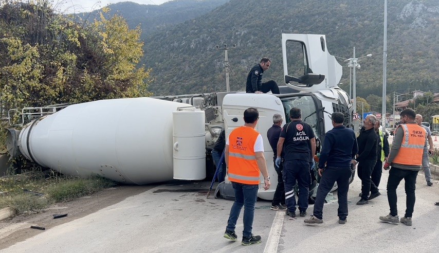 Freni boşalan beton mikseri otomobile çarpıp devrildi: 3 kişinin yaralandığı kaza kamerada