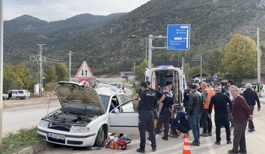 Freni boşalan beton mikseri otomobile çarpıp devrildi: 3 kişinin yaralandığı kaza kamerada