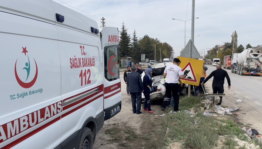 Freni boşalan beton mikseri otomobile çarpıp devrildi: 3 kişinin yaralandığı kaza kamerada