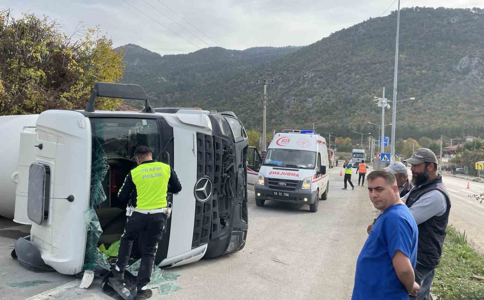 Freni boşalan beton mikseri otomobile çarpıp devrildi: 3 kişinin yaralandığı kaza kamerada