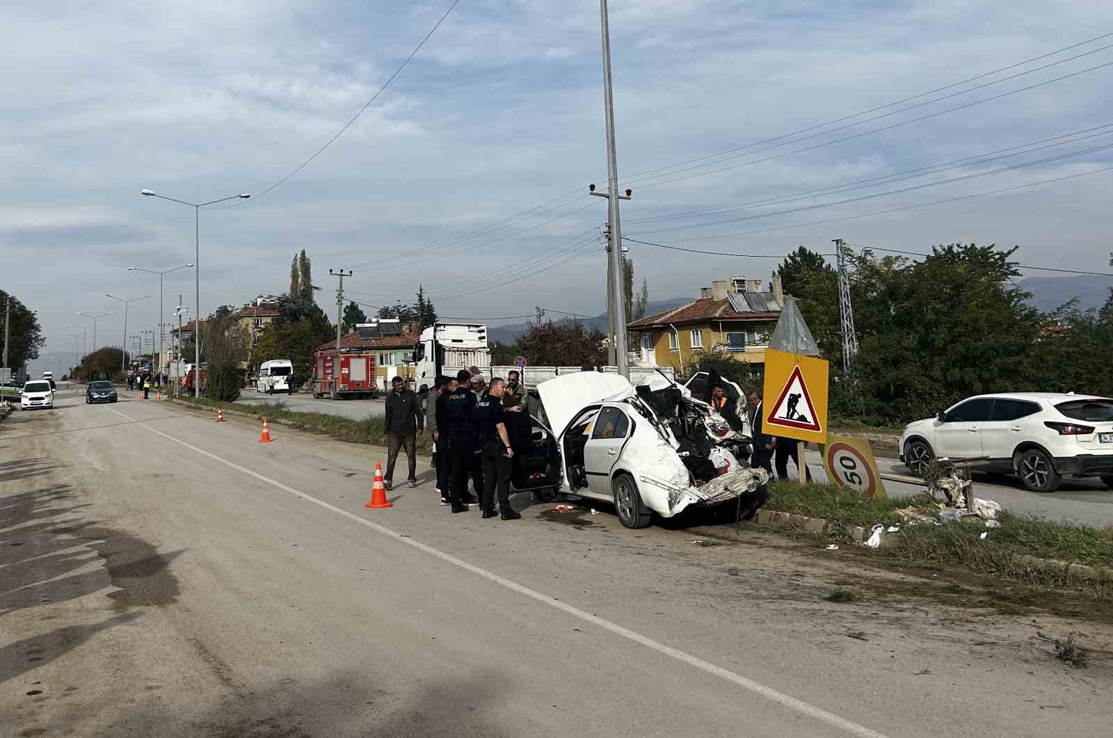 Freni boşalan beton mikseri otomobile çarpıp devrildi: 3 kişinin yaralandığı kaza kamerada