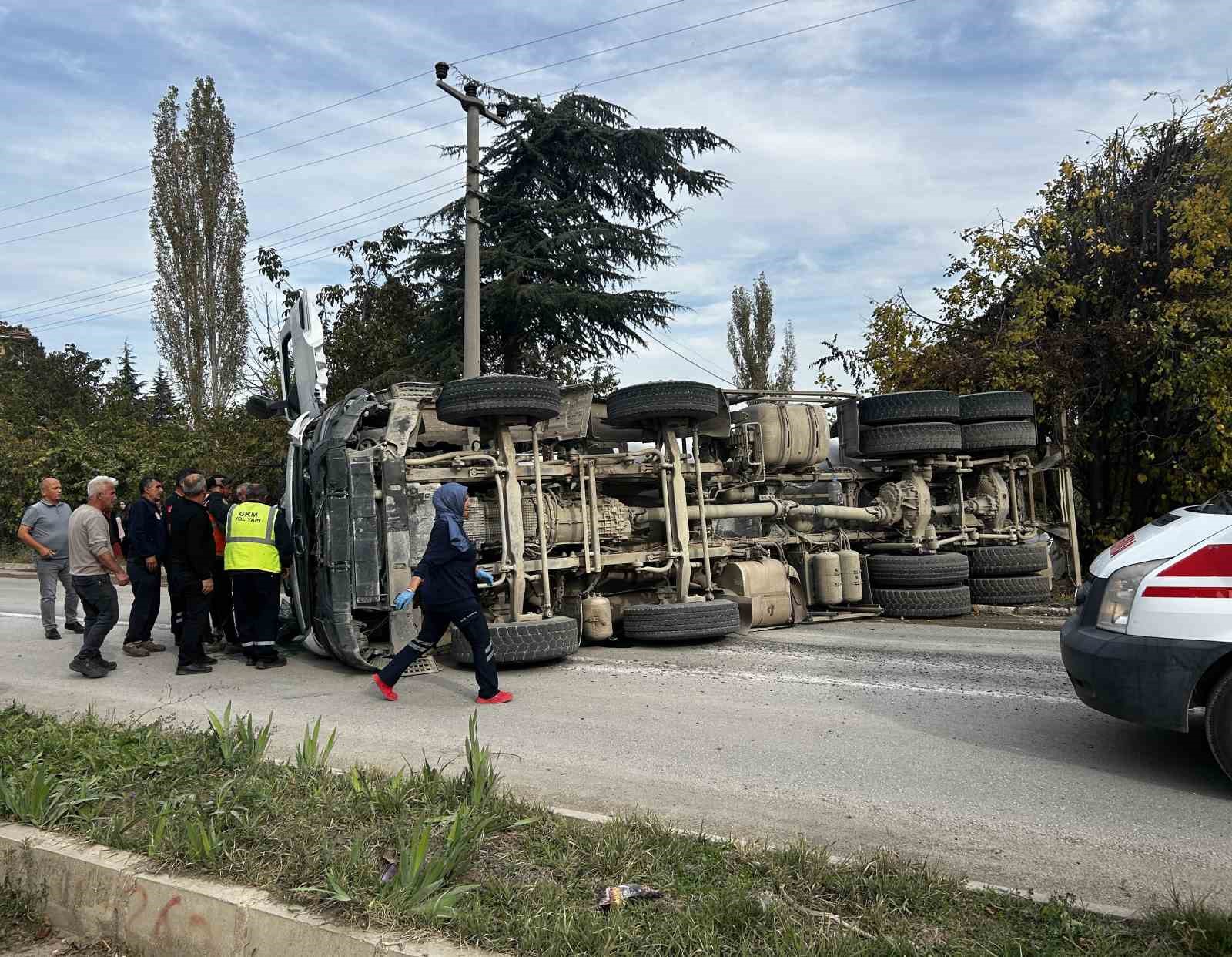 Freni boşalan beton mikseri otomobile çarpıp devrildi: 3 kişinin yaralandığı kaza kamerada