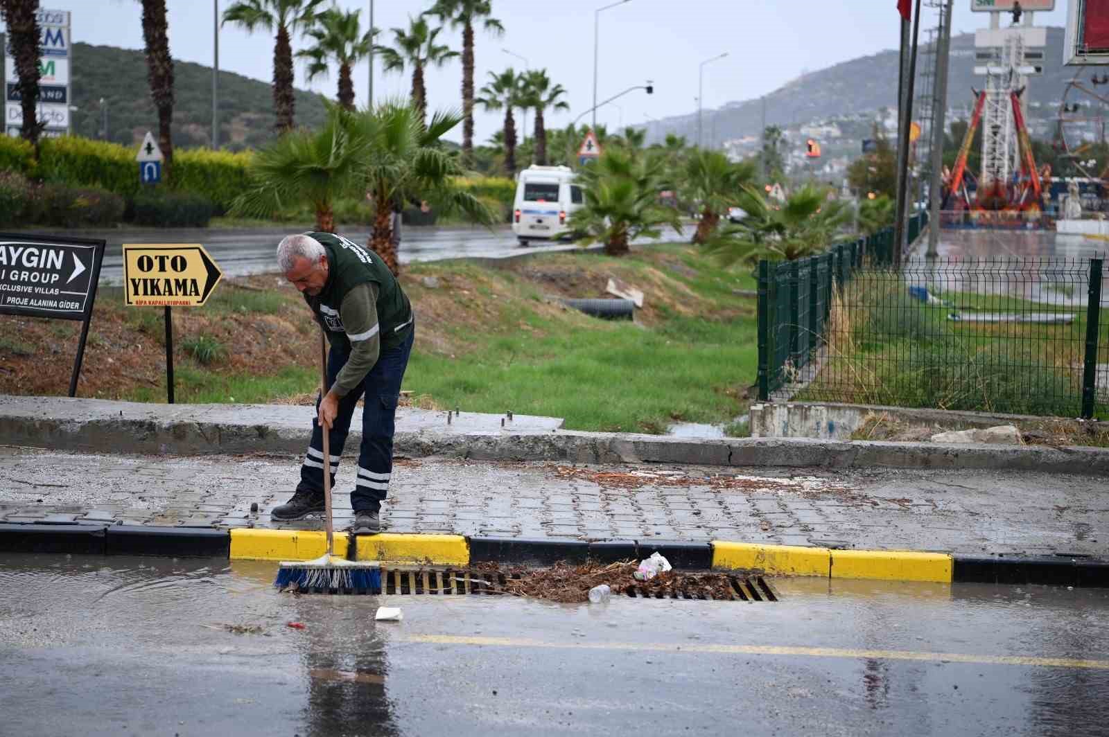 Kuşadası’nda mazgallar taşkınlara karşı temizlendi