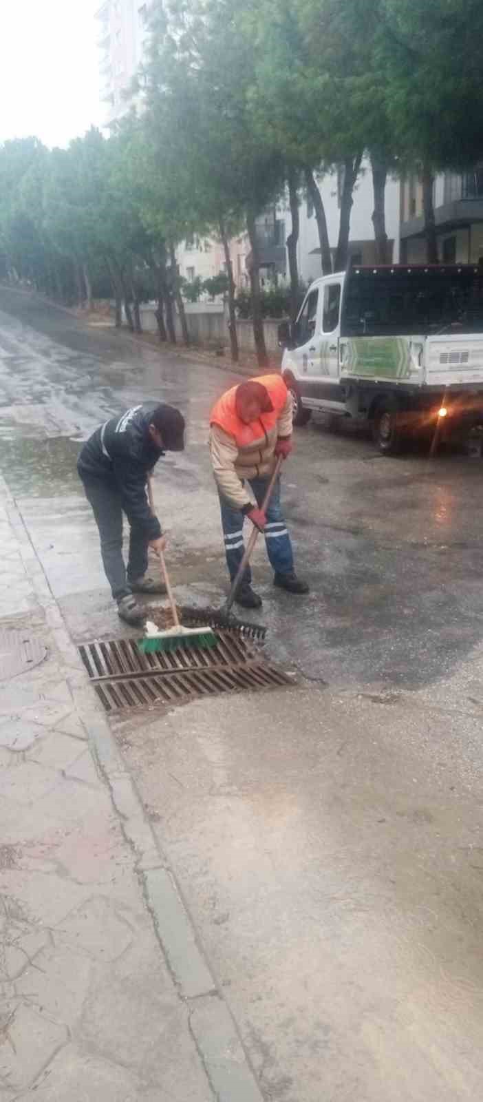 Kuşadası’nda mazgallar taşkınlara karşı temizlendi