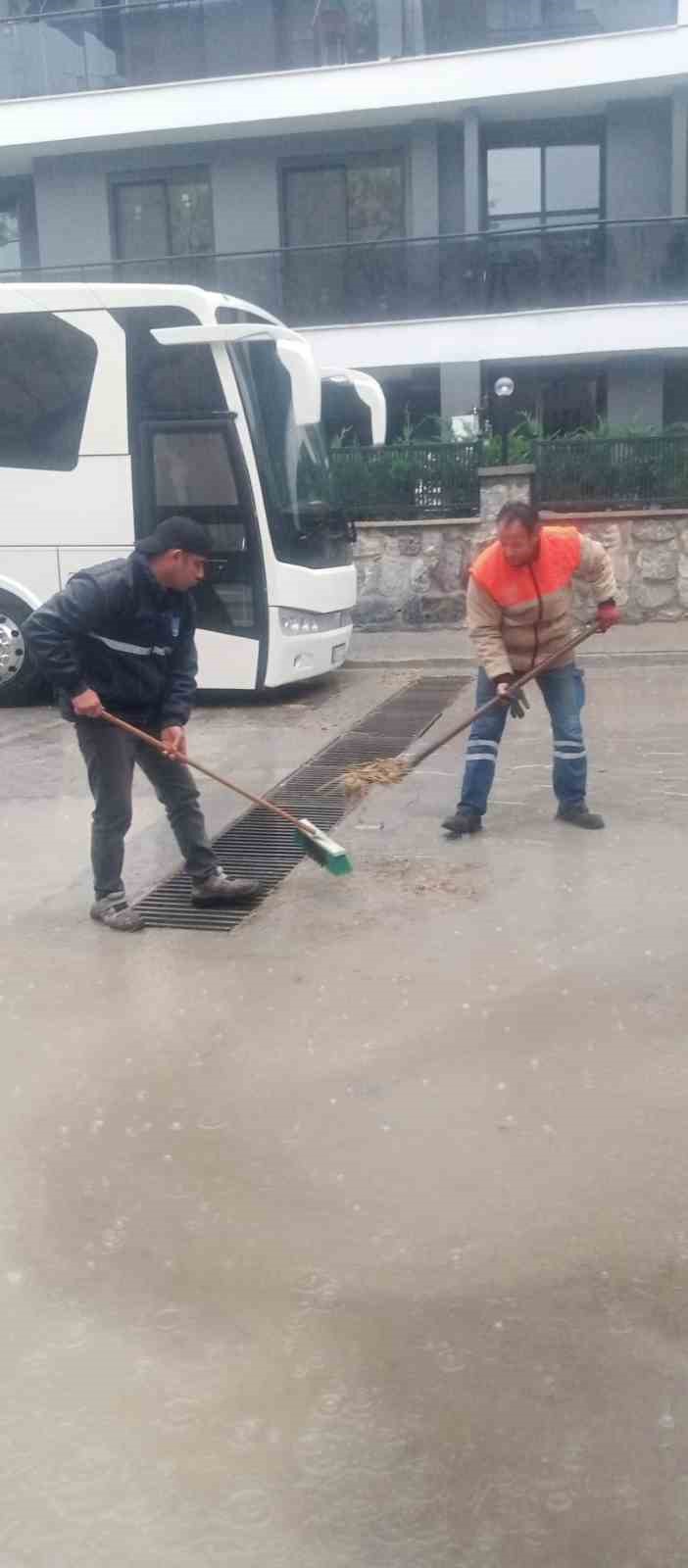 Kuşadası’nda mazgallar taşkınlara karşı temizlendi