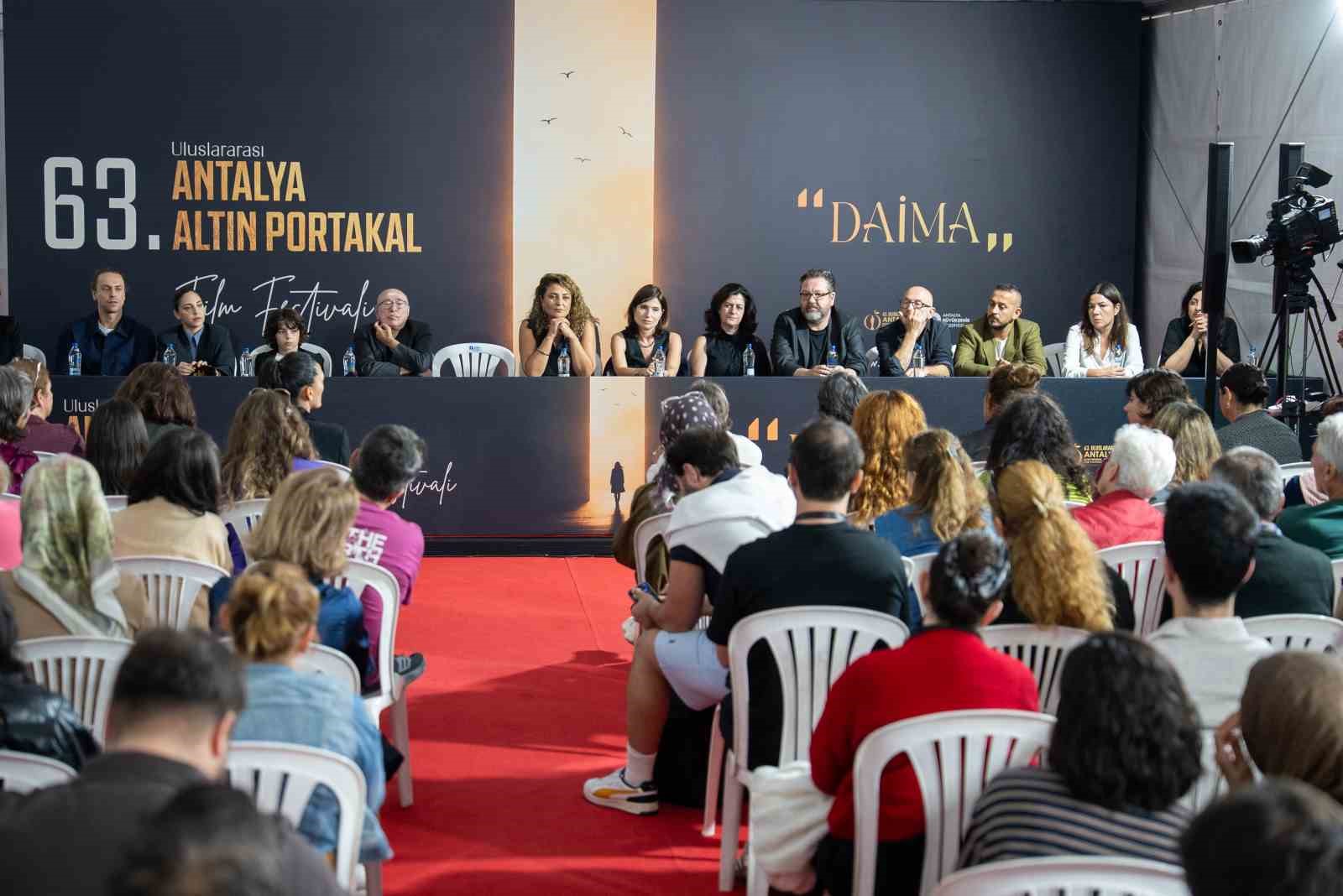 "Artakalan" filminin ilk gösterimi yapıldı, yönetmen ve oyuncular söyleşide seyirciyle buluştu