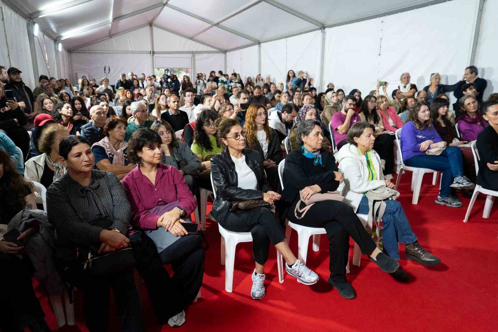 "Artakalan" filminin ilk gösterimi yapıldı, yönetmen ve oyuncular söyleşide seyirciyle buluştu