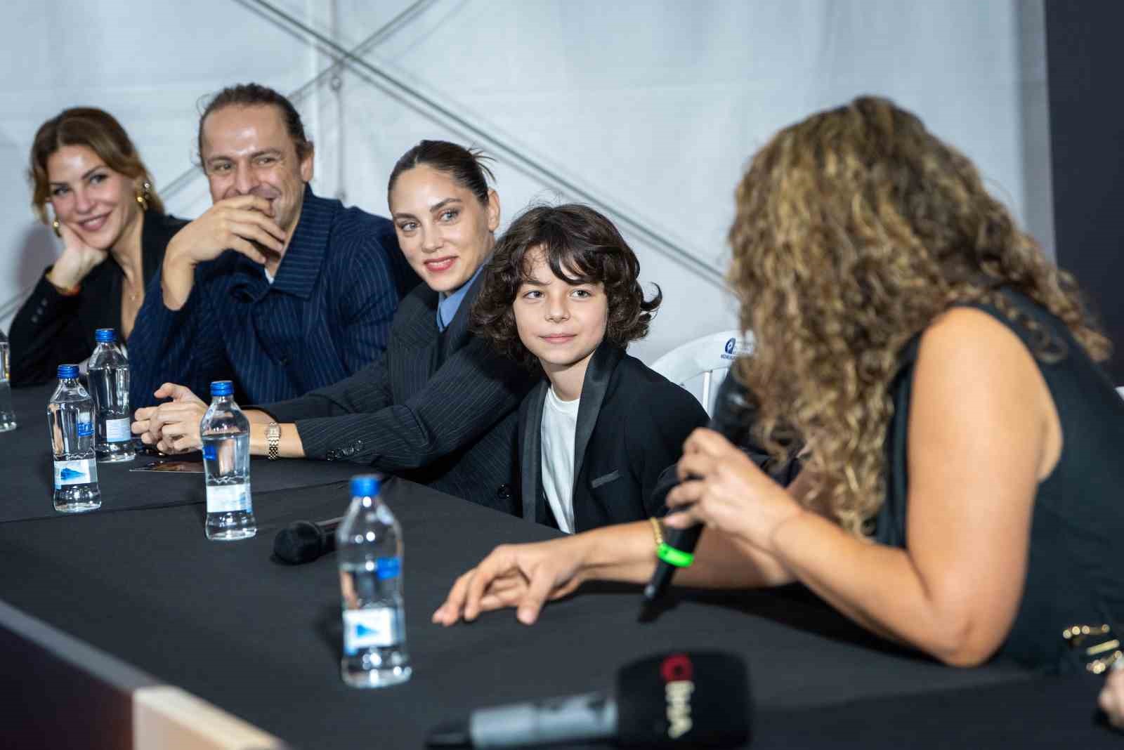 "Artakalan" filminin ilk gösterimi yapıldı, yönetmen ve oyuncular söyleşide seyirciyle buluştu