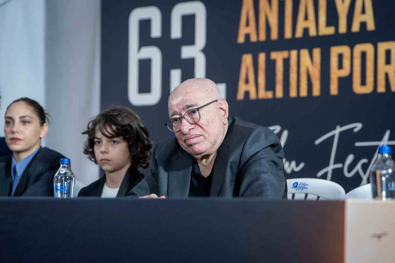 "Artakalan" filminin ilk gösterimi yapıldı, yönetmen ve oyuncular söyleşide seyirciyle buluştu