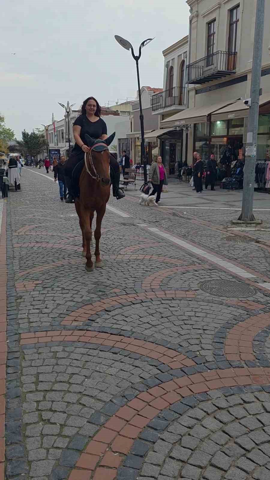 Edirne’de atıyla caddelerde gezen kadın ilgi odağı oldu