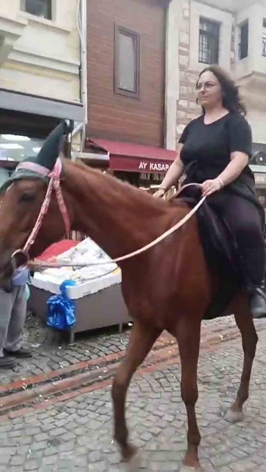 Edirne’de atıyla caddelerde gezen kadın ilgi odağı oldu