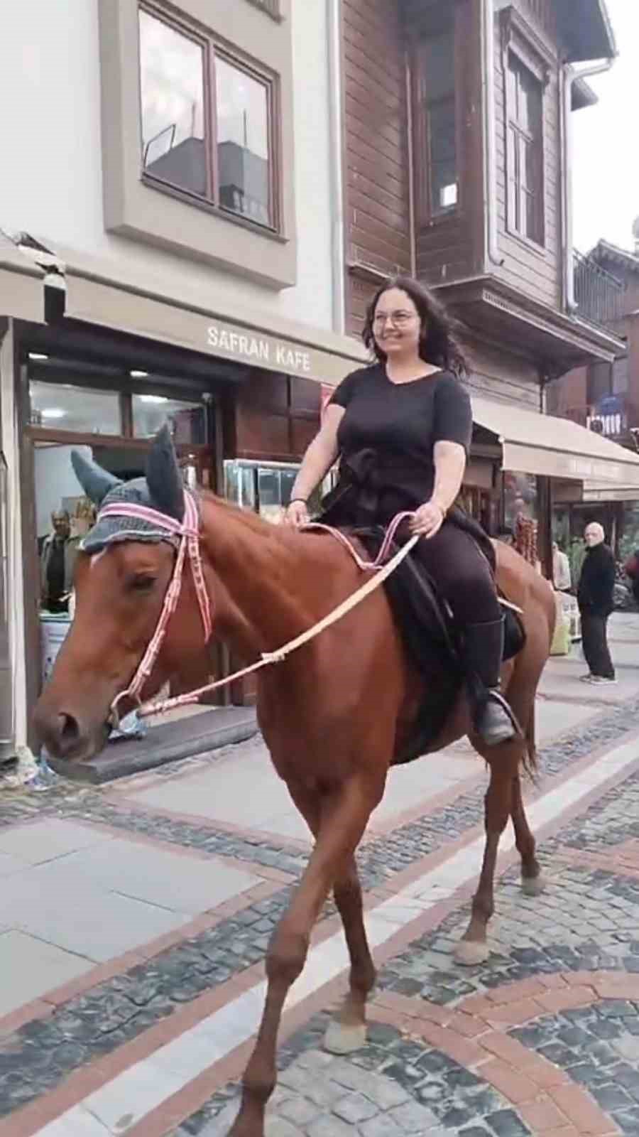Edirne’de atıyla caddelerde gezen kadın ilgi odağı oldu