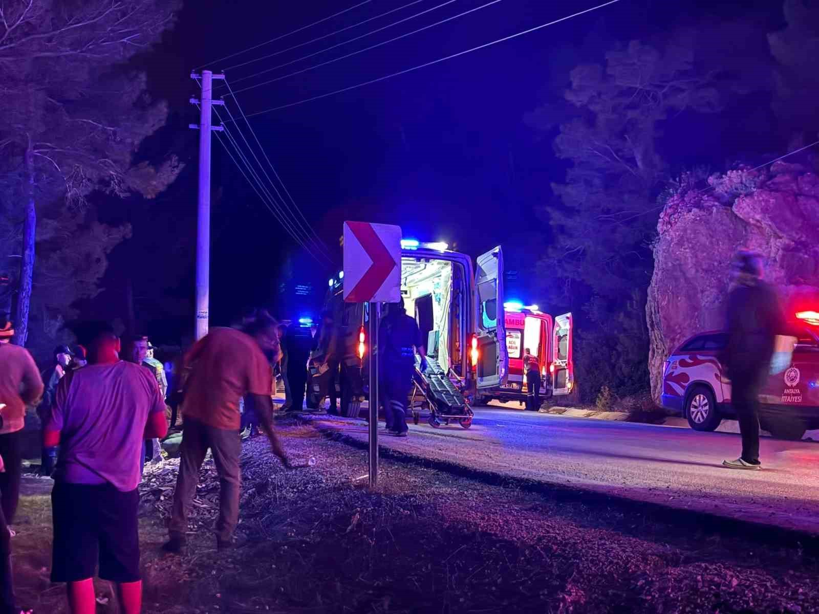 Antalya’da dağcıları taşıyan minibüs şarampole devrildi: 15 yaralı