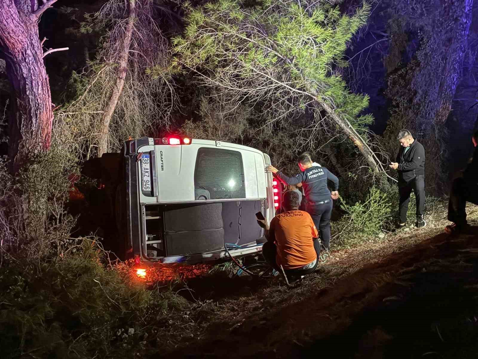 Antalya’da dağcıları taşıyan minibüs şarampole devrildi: 15 yaralı