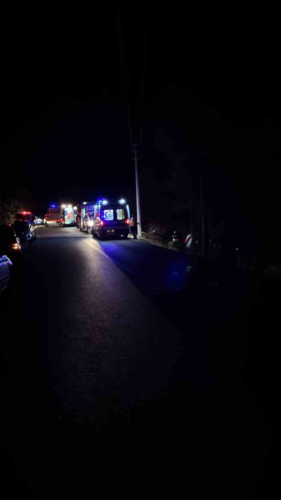 Antalya’da dağcıları taşıyan minibüs şarampole devrildi: 15 yaralı
