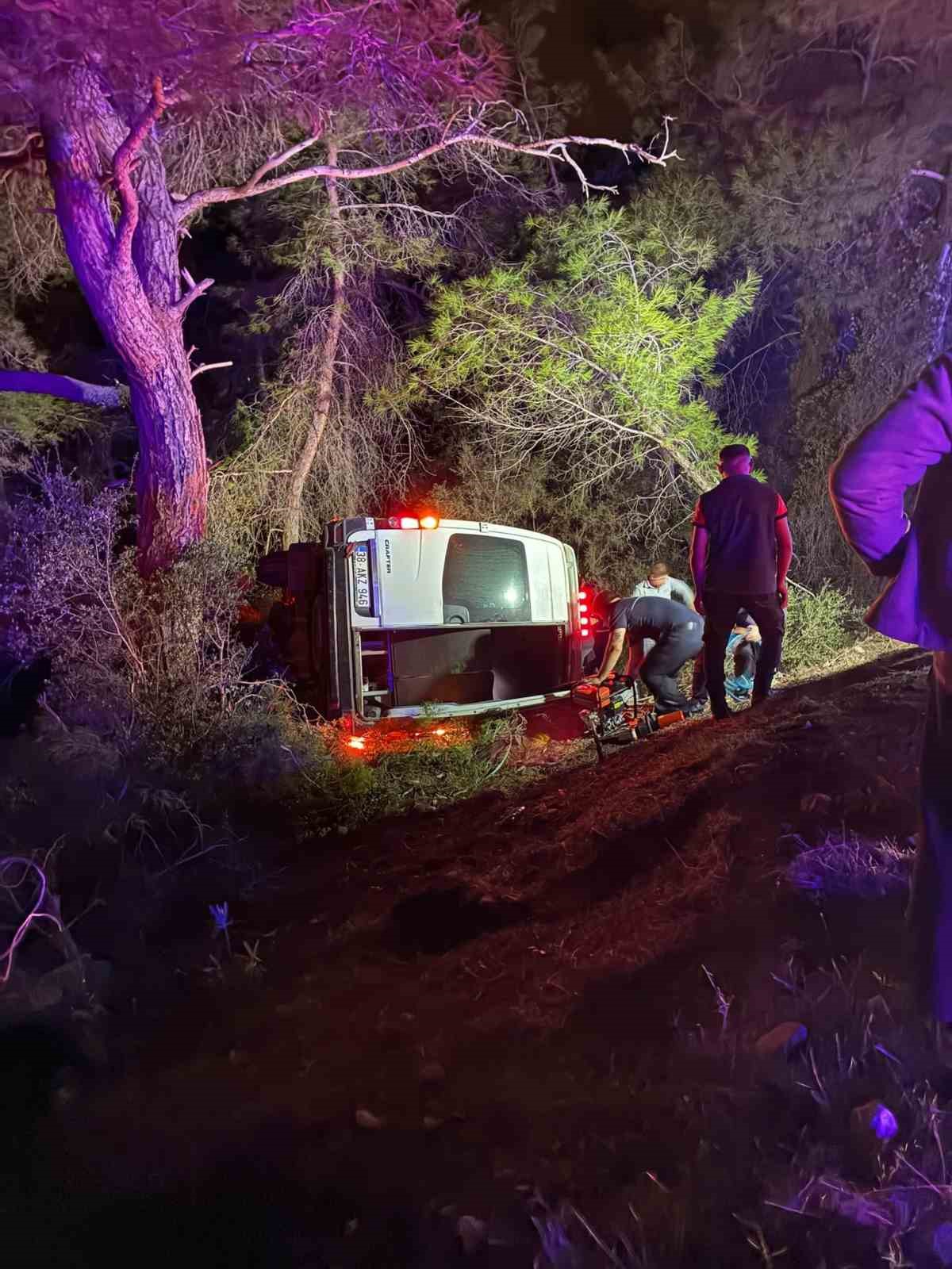 Antalya’da dağcıları taşıyan minibüs şarampole devrildi: 15 yaralı