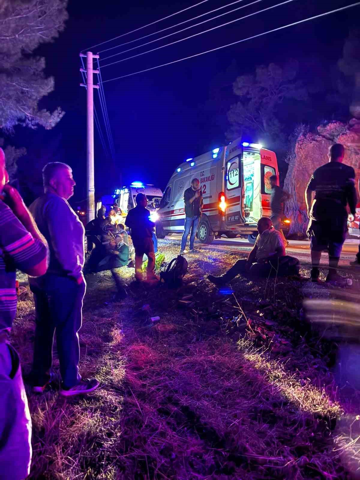 Antalya’da dağcıları taşıyan minibüs şarampole devrildi: 15 yaralı