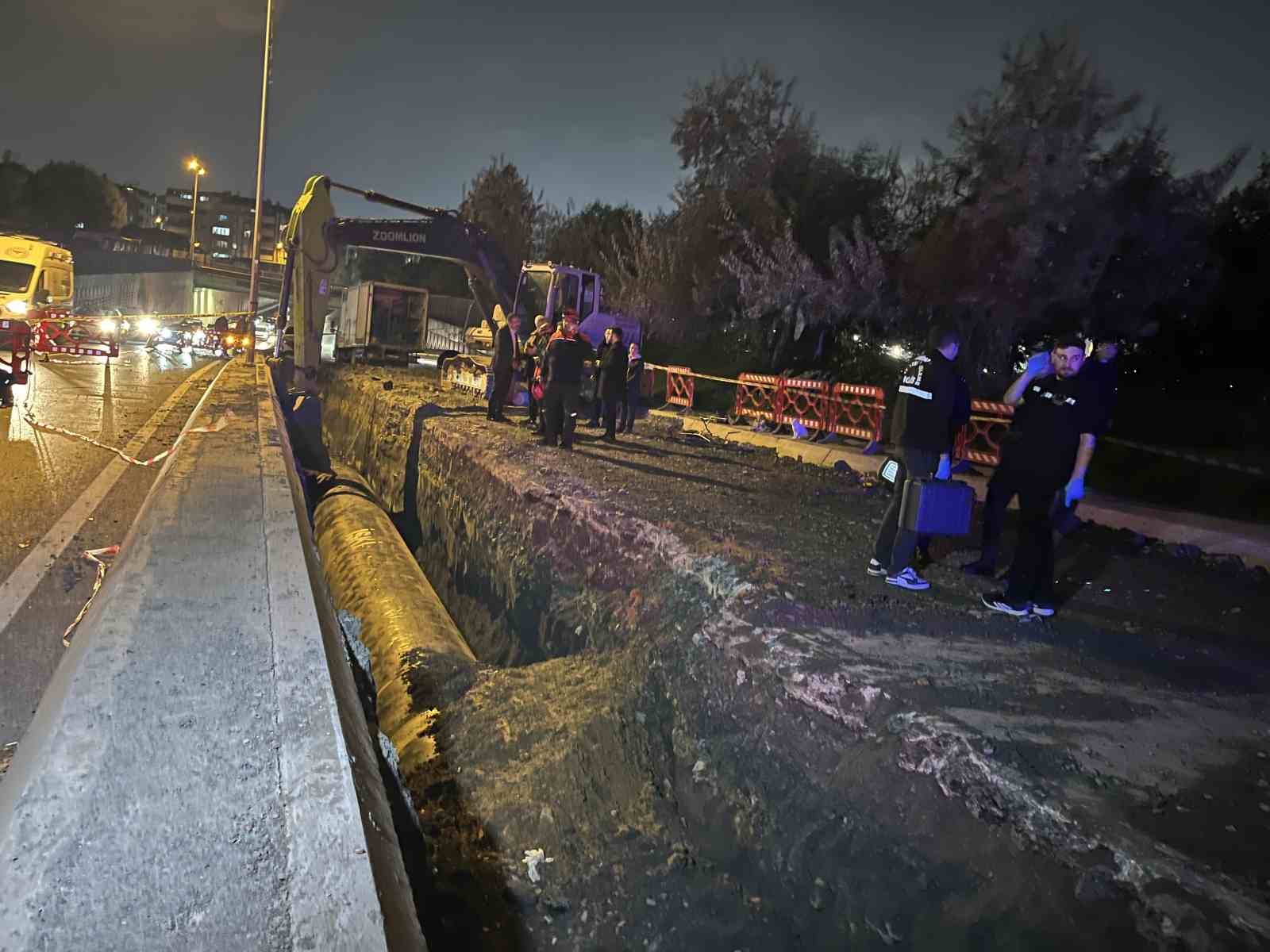 Bayrampaşa’da İSKİ’nin çalışmasında yolda oluşan göçüğe düşen işçi hayatını kaybetti