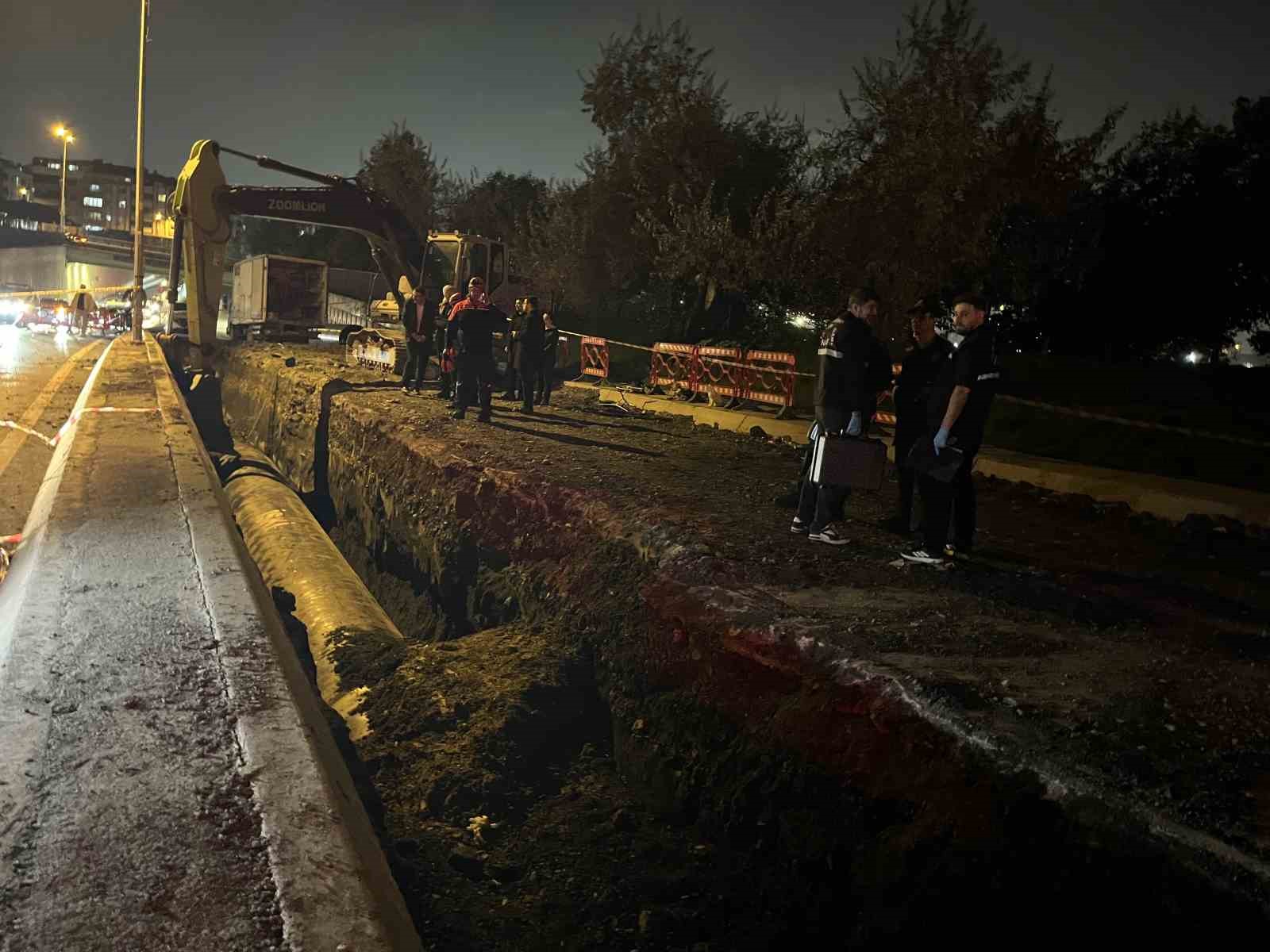 Bayrampaşa’da İSKİ’nin çalışmasında yolda oluşan göçüğe düşen işçi hayatını kaybetti